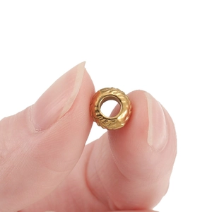 Gouden getextureerde tussenkralen met gegraveerde bladpatronen voor DIY-sieraden maken