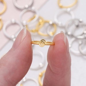 Gros plan détaillé des cadres perlés dorés pour la création de bijoux et de bracelets DIY