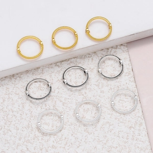 Vue macro de cadres de perles torsadés en or, argent et argent antique pour bijoux DIY
