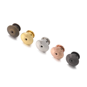 Cinque chiusure a farfalla in metallo assortite in oro, argento, bronzo e nero cromato