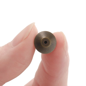 Vista macro della chiusura a farfalla in bronzo antico per spille DIY e decorazioni