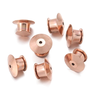 Dettaglio di chiusure per spille in rame oro rosa su sfondo bianco pulito