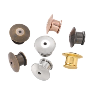 Chiusure universali per spille in rame in varie finiture metalliche su sfondo bianco