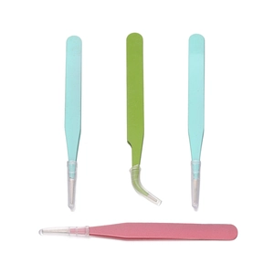 Détail d'un ensemble de 4 pincettes colorées en acier inoxydable aux pointes variées