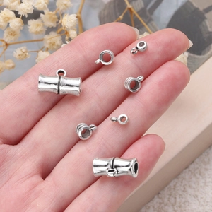 Detailansicht antiker silberner Zinklegierungsperlen und Steckverbinder für DIY-Schmuck