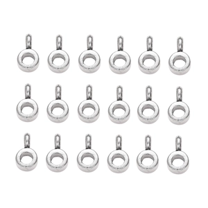 Makroansicht von achtzehn silbernen Zinklegierungs-Ösenperlen für DIY-Schmucksets