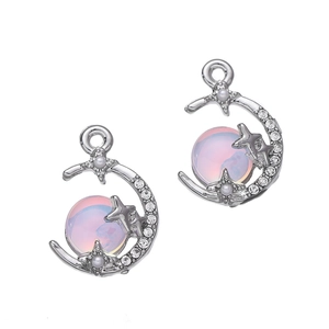 Dettaglio del ciondolo a luna e stella in argento con opale rosa e zirconi incastonati