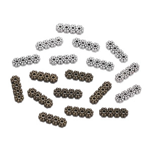 Vue macro de perles d'espacement à 4 trous en argent et bronze pour bijoux DIY