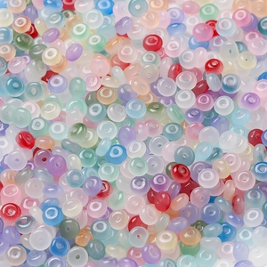 Vue macro de perles abaque en verre translucide 3x6mm aux couleurs mixtes pour bijoux DIY