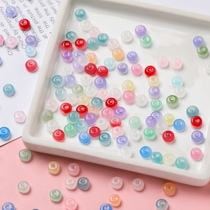 Vue macro de perles rondelles multicolores 3x6mm en verre pour création de bijoux DIY