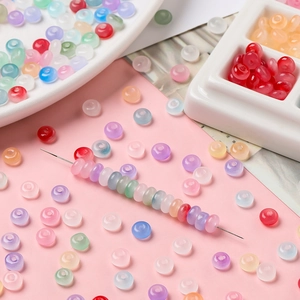Gros plan de perles de verre colorées 3x6mm translucides pour bijoux DIY créatifs