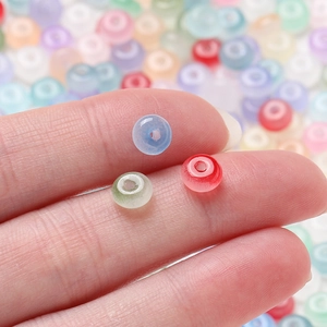Vue macro de perles abaque 3x6mm en verre translucide aux couleurs acidulées pour bijoux DIY
