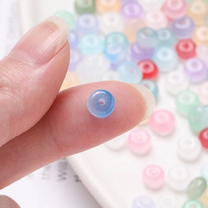 Gros plan d'une perle en verre bleu ciel 3x6mm pour la création de bijoux DIY