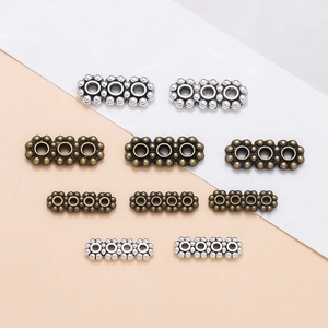 Vue détaillée des intercalaires à 3 et 4 trous pour la création de bijoux DIY