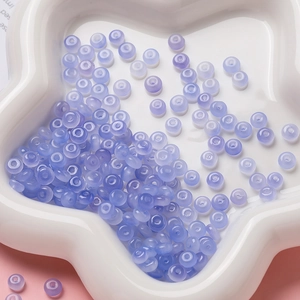 Gros plan de perles lavande translucides dans un plateau en étoile pour bijoux DIY