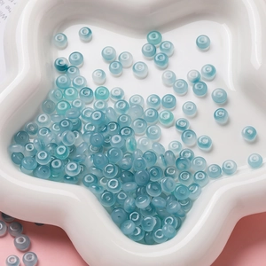 Détail des perles rondelles 3x6mm translucides dans un plat en étoile pour bijoux DIY