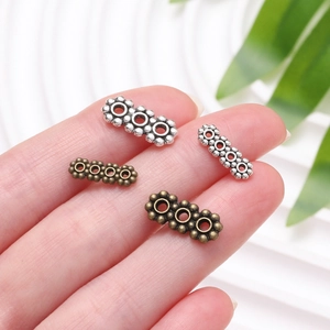 Vue macro des perles d'espacement flocon de neige en alliage de zinc argent et bronze