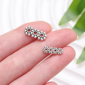 Vue macro d'entretoises flocon de neige en argent vintage pour bijoux DIY