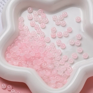 Vue détaillée de perles roses translucides en forme d'abaque pour création de bijoux DIY