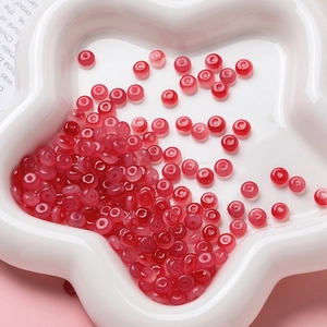 Gros plan de perles d'abaque en verre rouge translucide 3x6mm pour bijoux DIY