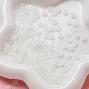 Détail de perles de verre blanc translucide 3x6mm pour la création de bijoux DIY