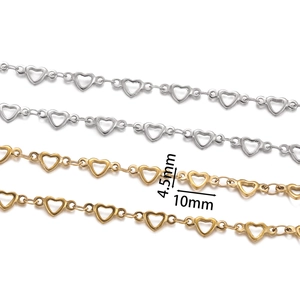 Macro detail of 4.5x10mm heart-shaped stainless steel chain in gold and silver finish