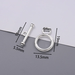 Détail macro des fermoirs à bascule OT en alliage de zinc argenté pour bijoux DIY avec tailles