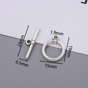 Détail macro du fermoir à bascule argenté avec mesures pour la création de bijoux