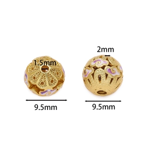 Détail de perles en cuivre creuses de 9,5mm avec nuages en émail et trous de 1,5-2mm