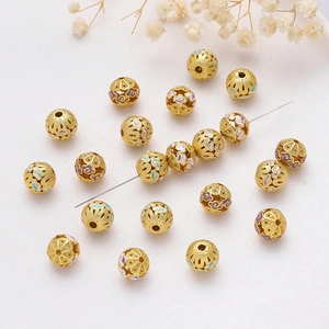 Détails macro de perles cloisonnées dorées évidées avec motifs de nuages en émail coloré pour DIY