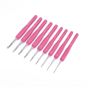 Set of 9 pink ergonomic crochet hooks with TPR soft handles from 2.0mm to 6.0mm