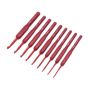 Set of 9 ergonomic TPR silicone handle crochet hooks in dark red from 2.0mm to 6.0mm