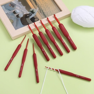 9-piece set of red aluminum crochet hooks with ergonomic TPR soft handles 2.0-6.0mm