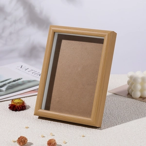 Detail eines Holz-Objektrahmens mit hochtransparentem Glas in einer Lifestyle-Umgebung