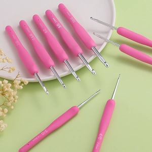 Pink ergonomic TPR soft handle crochet hooks showing sizes 2.0mm to 6.0mm with metal tips