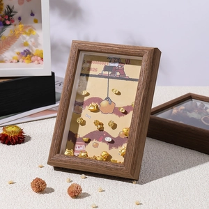 Detailansicht des 3D-Holzrahmen-Schattenkastens mit goldenen Glückskatzen und Goldbarren-Figuren