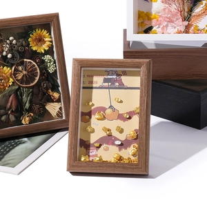 Detailansicht eines 3D-Hohlrahmens aus Holz mit Trockenblumen und goldenen Verzierungen