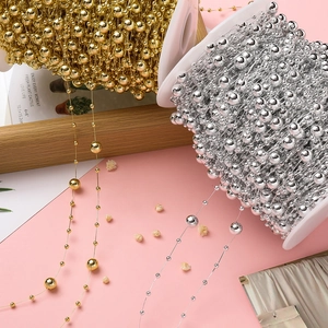 Dettaglio di rotoli di catene di perle ABS oro e argento per decorazioni floreali e nozze