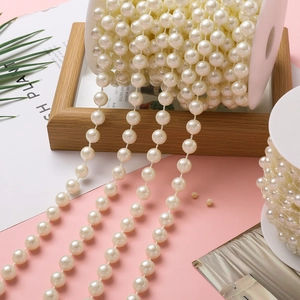 Dettaglio della catena di perle ABS bianco perla su rotolo per decorazioni fai-da-te