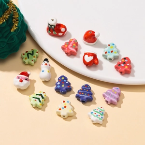 Vista detallada de cuentas cerámicas navideñas para creación de joyas hechas a mano