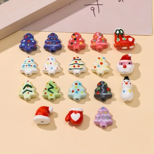 Primer plano de cuentas cerámicas navideñas de muñecos de nieve para manualidades DIY
