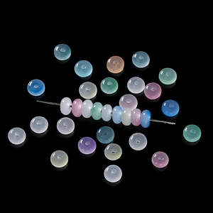 Détail macro de perles abaque en verre translucide 3x6mm aux couleurs acidulées pour bijoux