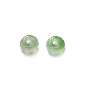 Vue macro de perles de verre 3x6mm vert clair translucide avec texture intérieure
