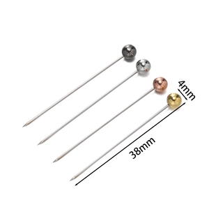 Dettaglio di spilli a testa tonda da 4mm in quattro colori metallici, lunghezza 38mm