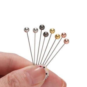 Dettaglio di spilli metallici a testa tonda in vari colori per cucito e decorazione fai da te