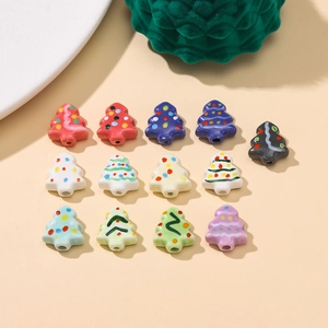 Cuentas de cerámica pintadas a mano con forma de árbol de Navidad para joyería artesanal