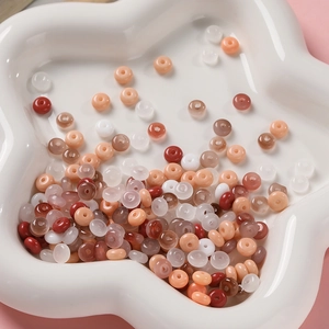 Gros plan de perles de verre 3x6mm pastel pour bijoux DIY dans un plateau en céramique