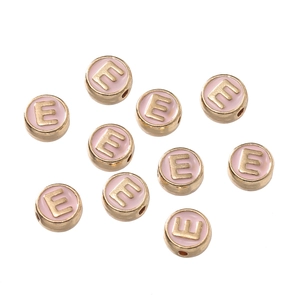 Detalle de dijes de letra E en esmalte rosa con acabado dorado para bisutería DIY
