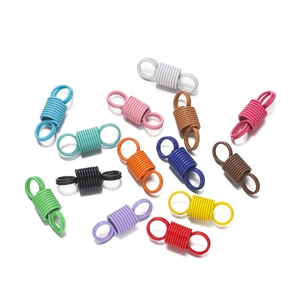 Vue macro de fermoirs à ressort colorés DIY en diverses finitions pour bijoux faits main