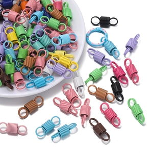 Vue macro des embouts de ressort en métal coloré pour la fabrication de bijoux DIY et artisanat